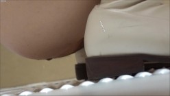 美女如云服装城女厕，全方位脸逼同框偸拍多位美眉方便，迷之操作的小姐姐揪阴毛 截图6