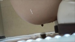 美女如云服装城女厕，全方位脸逼同框偸拍多位美眉方便，迷之操作的小姐姐揪阴毛 截图8