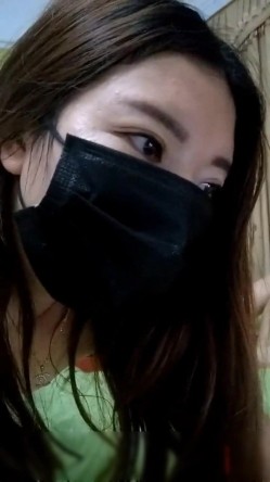 一王两后3P大战场面淫荡堪比大片两位女人味十足成熟妹子又骚又浪J8干一个手还玩一个换着干这男人迟早被榨干 截图12