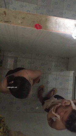 大胆牛人《游泳场简易更衣室偷拍》 ️ 爬上房顶偷拍女泳客更衣淋浴 截图2