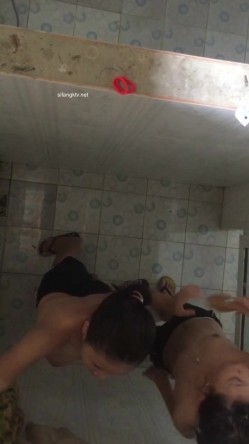 大胆牛人《游泳场简易更衣室偷拍》 ️ 爬上房顶偷拍女泳客更衣淋浴 截图8