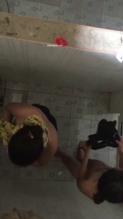 大胆牛人《游泳场简易更衣室偷拍》 ️ 爬上房顶偷拍女泳客更衣淋浴 截图12