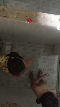 大胆牛人《游泳场简易更衣室偷拍》 ️ 爬上房顶偷拍女泳客更衣淋浴 截图13