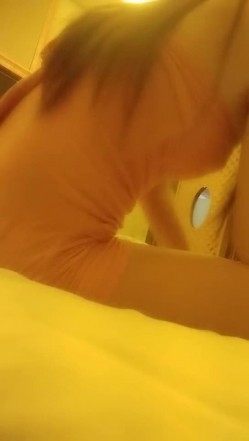 【淡抹清织】会所女技师半套，按摩舔背，掏出奶子揉捏，抓着屌打飞机 截图1
