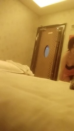 【淡抹清织】会所女技师半套，按摩舔背，掏出奶子揉捏，抓着屌打飞机 截图15