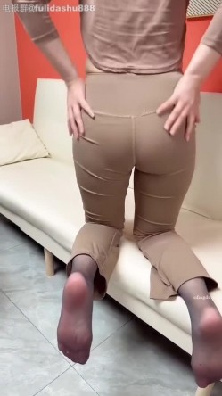 抖音网红，丝袜熟女团队新人【梅姨】露脸福利，肤白貌美成熟女人，韵味十足，道具自慰，超有感觉 截图7