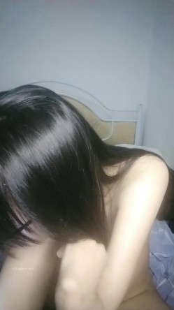 毕业生没找到工作，眼镜学生妹下海，【小寓睡不醒】，身材苗条，蜂腰翘臀，被男友的大鸡巴插得哇哇叫，多毛粉穴一刻也不能停歇 截图1