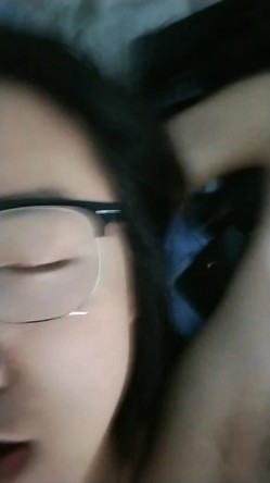 毕业生没找到工作，眼镜学生妹下海，【小寓睡不醒】，身材苗条，蜂腰翘臀，被男友的大鸡巴插得哇哇叫，多毛粉穴一刻也不能停歇 截图9