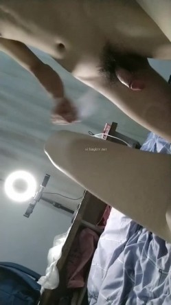 毕业生没找到工作，眼镜学生妹下海，【小寓睡不醒】，身材苗条，蜂腰翘臀，被男友的大鸡巴插得哇哇叫，多毛粉穴一刻也不能停歇 截图12