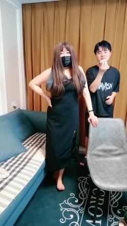 网约少妇玩群P，淫男荡女激情不断，揉奶玩逼道具抽插，让几个小哥轮草抽插，多体位蹂躏，精彩刺激不断好骚 截图1