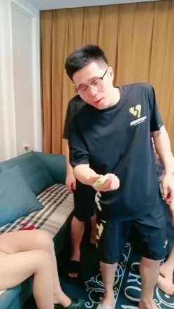 网约少妇玩群P，淫男荡女激情不断，揉奶玩逼道具抽插，让几个小哥轮草抽插，多体位蹂躏，精彩刺激不断好骚 截图2