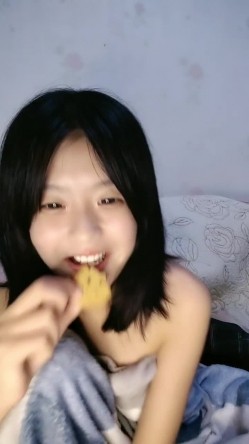 新来的学妹，甜美可爱颜值高，深夜诱惑狼友，小奶子坚挺诱人自己揉捏，听狼友指挥给狼友掰开看逼逼不要错过 截图5