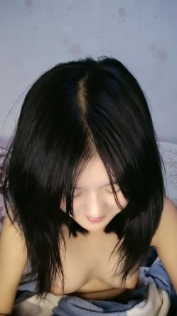 新来的学妹，甜美可爱颜值高，深夜诱惑狼友，小奶子坚挺诱人自己揉捏，听狼友指挥给狼友掰开看逼逼不要错过 截图12