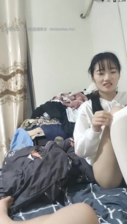 贵在真实，还不大会打扮的【纯情学生妹】脱光衣服穿个白丝袜 被大叔狠操 妹子表情好难受的样子，没有什么性爱经验 截图1