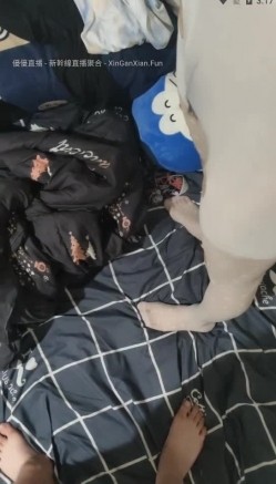 贵在真实，还不大会打扮的【纯情学生妹】脱光衣服穿个白丝袜 被大叔狠操 妹子表情好难受的样子，没有什么性爱经验 截图7