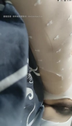 贵在真实，还不大会打扮的【纯情学生妹】脱光衣服穿个白丝袜 被大叔狠操 妹子表情好难受的样子，没有什么性爱经验 截图12