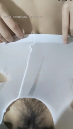 贵在真实，还不大会打扮的【纯情学生妹】脱光衣服穿个白丝袜 被大叔狠操 妹子表情好难受的样子，没有什么性爱经验 截图15