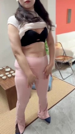 【抖音泄密】神似孟晚舟，气质丝袜熟女【Any园姨】，最全大尺度视频，风情万种 截图4