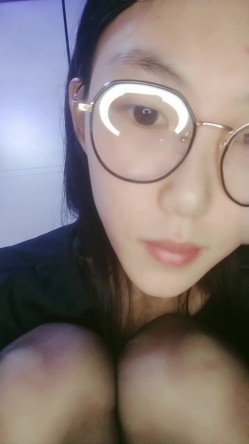 【外表清纯大学生眼镜妹】一身黑衣开档黑丝，翘起顶级美臀特写，拿出水晶假屌超大，骑乘抽插无毛骚逼，逼洞多被撑大了 截图2