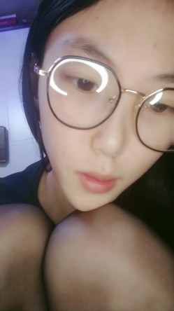 【外表清纯大学生眼镜妹】一身黑衣开档黑丝，翘起顶级美臀特写，拿出水晶假屌超大，骑乘抽插无毛骚逼，逼洞多被撑大了 截图5