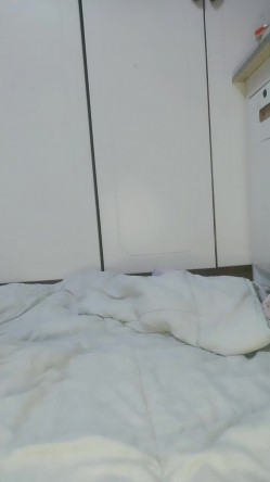 【外表清纯大学生眼镜妹】一身黑衣开档黑丝，翘起顶级美臀特写，拿出水晶假屌超大，骑乘抽插无毛骚逼，逼洞多被撑大了 截图8