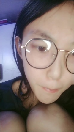 【外表清纯大学生眼镜妹】一身黑衣开档黑丝，翘起顶级美臀特写，拿出水晶假屌超大，骑乘抽插无毛骚逼，逼洞多被撑大了 截图11