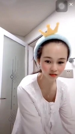 抖音美女少妇不经意间弯腰漏奶奶，最是诱惑，关键颜值都不错！ 截图1