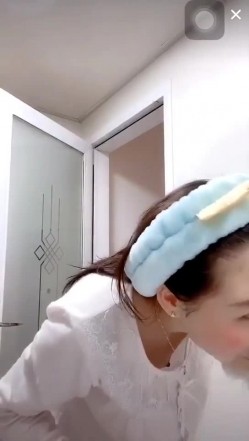 抖音美女少妇不经意间弯腰漏奶奶，最是诱惑，关键颜值都不错！ 截图3
