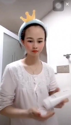 抖音美女少妇不经意间弯腰漏奶奶，最是诱惑，关键颜值都不错！ 截图6