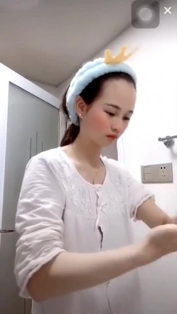 抖音美女少妇不经意间弯腰漏奶奶，最是诱惑，关键颜值都不错！ 截图8