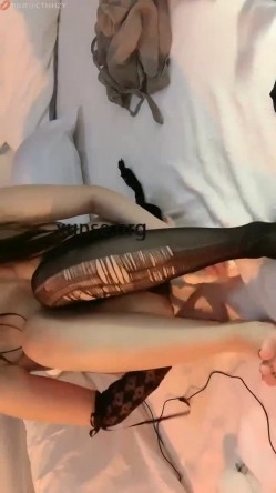【娇娇嗲嗲的小狐狸】纹身骚货娇喘少妇抖奶女神 截图5