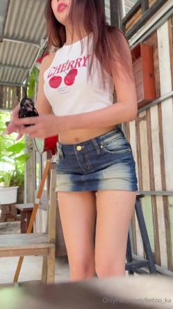 泰国反差露脸长腿巨尻少女「Ketoo Ka」OF私拍，各种户外露出，肛门自慰，户外骚逼超远喷水 截图5