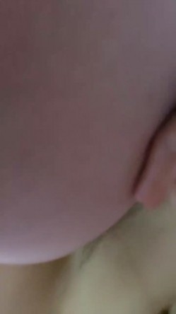 巨乳奶妈约个年轻鲜肉天天操逼做爱，大力爆插，一挤就出奶，最后射在阴毛上 截图15