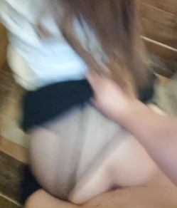 黑丝美女少妇 皮肤白皙 朋友们在外面唱歌 被拉进厕所后入猛怼 截图8