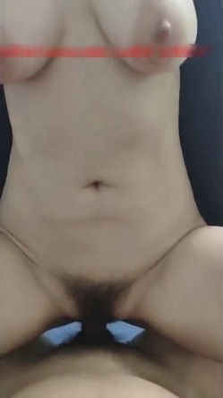 大奶人妻 啊啊 舒服 爽 身材真好 上位骑乘全自动 太会扭了 操喷了 拔枪射肚皮 截图3
