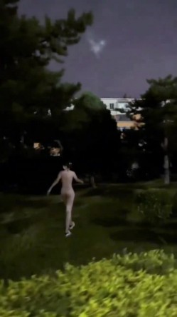 182模特人前露出，顶着刚sp完的屁股夜晚公园露出还有遛弯的人群躲 截图1