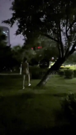 182模特人前露出，顶着刚sp完的屁股夜晚公园露出还有遛弯的人群躲 截图2