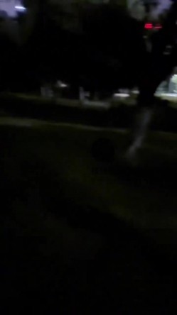 182模特人前露出，顶着刚sp完的屁股夜晚公园露出还有遛弯的人群躲 截图10