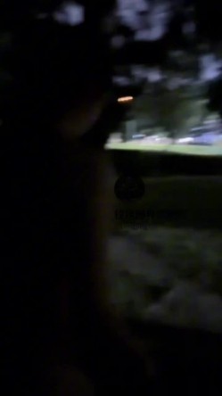 182模特人前露出，顶着刚sp完的屁股夜晚公园露出还有遛弯的人群躲 截图15