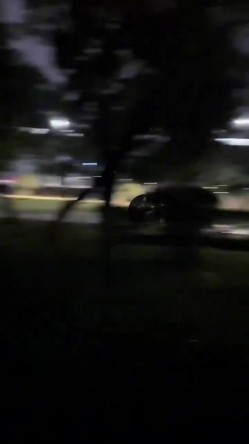 182模特人前露出，顶着刚sp完的屁股夜晚公园露出还有遛弯的人群躲 截图16