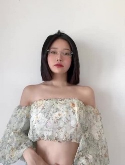 《电报群大佬自购 ️重磅》最近非常火的天花板极品神颜！推特超人气模特（年年）私拍全套！ 截图1