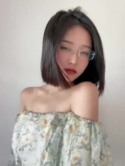 《电报群大佬自购 ️重磅》最近非常火的天花板极品神颜！推特超人气模特（年年）私拍全套！ 截图2