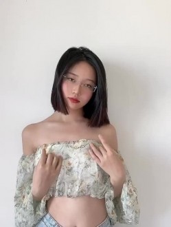 《电报群大佬自购 ️重磅》最近非常火的天花板极品神颜！推特超人气模特（年年）私拍全套！ 截图3