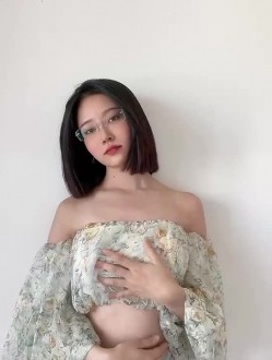 《电报群大佬自购 ️重磅》最近非常火的天花板极品神颜！推特超人气模特（年年）私拍全套！ 截图4
