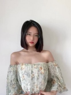 《电报群大佬自购 ️重磅》最近非常火的天花板极品神颜！推特超人气模特（年年）私拍全套！ 截图5