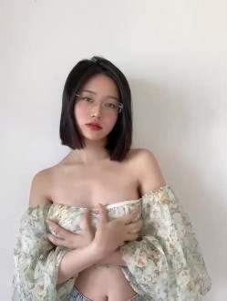 《电报群大佬自购 ️重磅》最近非常火的天花板极品神颜！推特超人气模特（年年）私拍全套！ 截图6