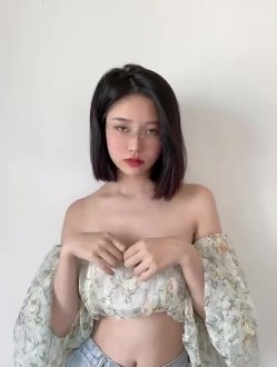 《电报群大佬自购 ️重磅》最近非常火的天花板极品神颜！推特超人气模特（年年）私拍全套！ 截图7