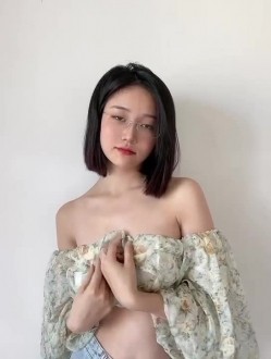 《电报群大佬自购 ️重磅》最近非常火的天花板极品神颜！推特超人气模特（年年）私拍全套！ 截图8