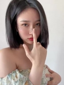 《电报群大佬自购 ️重磅》最近非常火的天花板极品神颜！推特超人气模特（年年）私拍全套！ 截图9