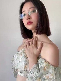 《电报群大佬自购 ️重磅》最近非常火的天花板极品神颜！推特超人气模特（年年）私拍全套！ 截图13